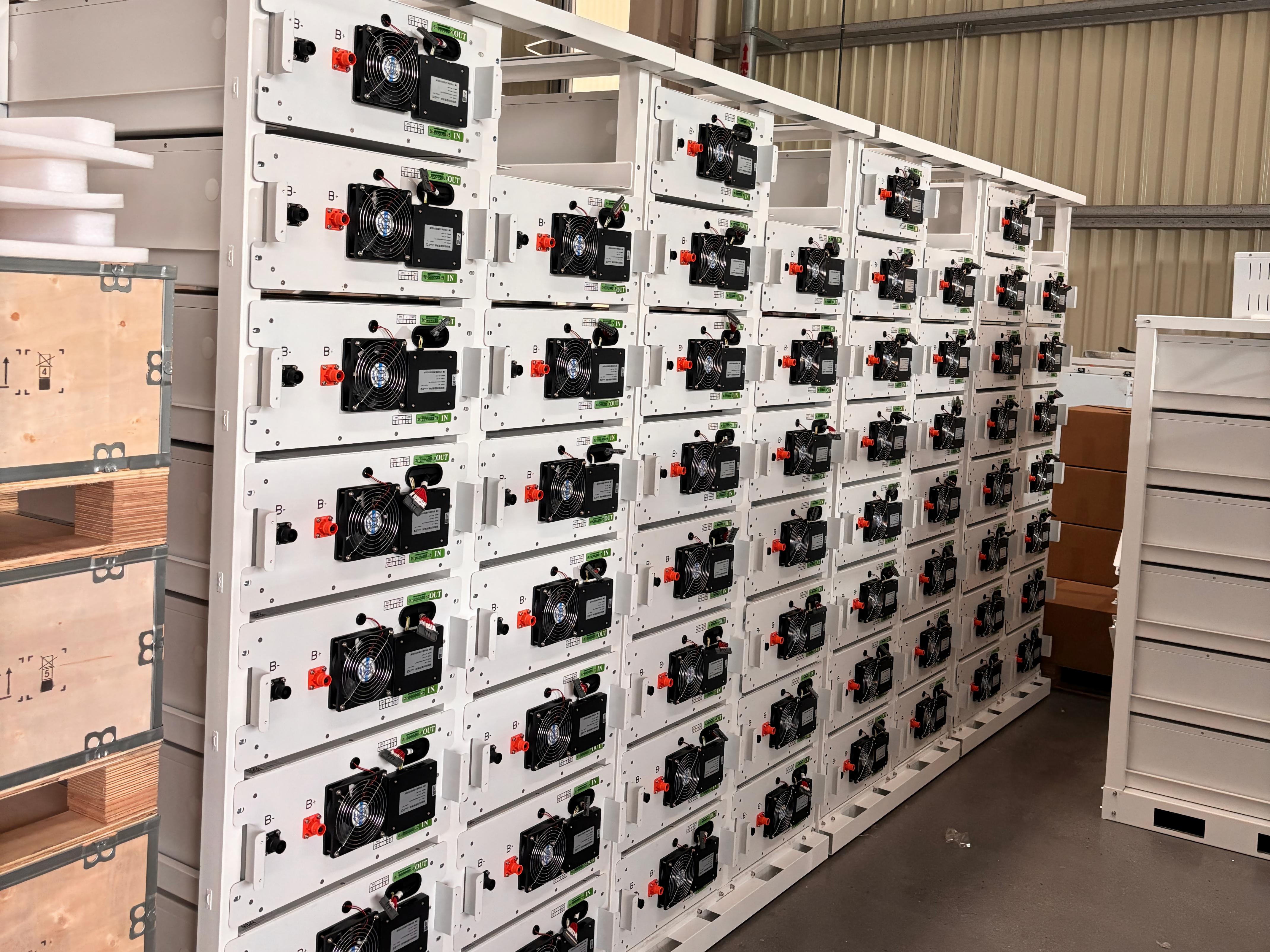 4 sets 241kwh work with 125kw solis hybrid inverter 1mwh system work with solis 125kw